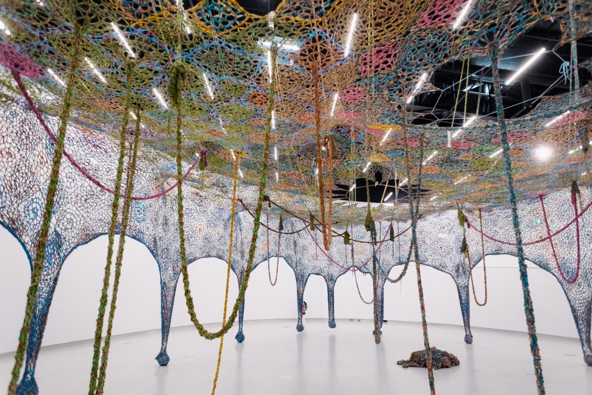 In Ernesto Neto’s Largest Installation to Date, the World Is a Crocheted Ship Moving to a Single Rhythm — Colossal