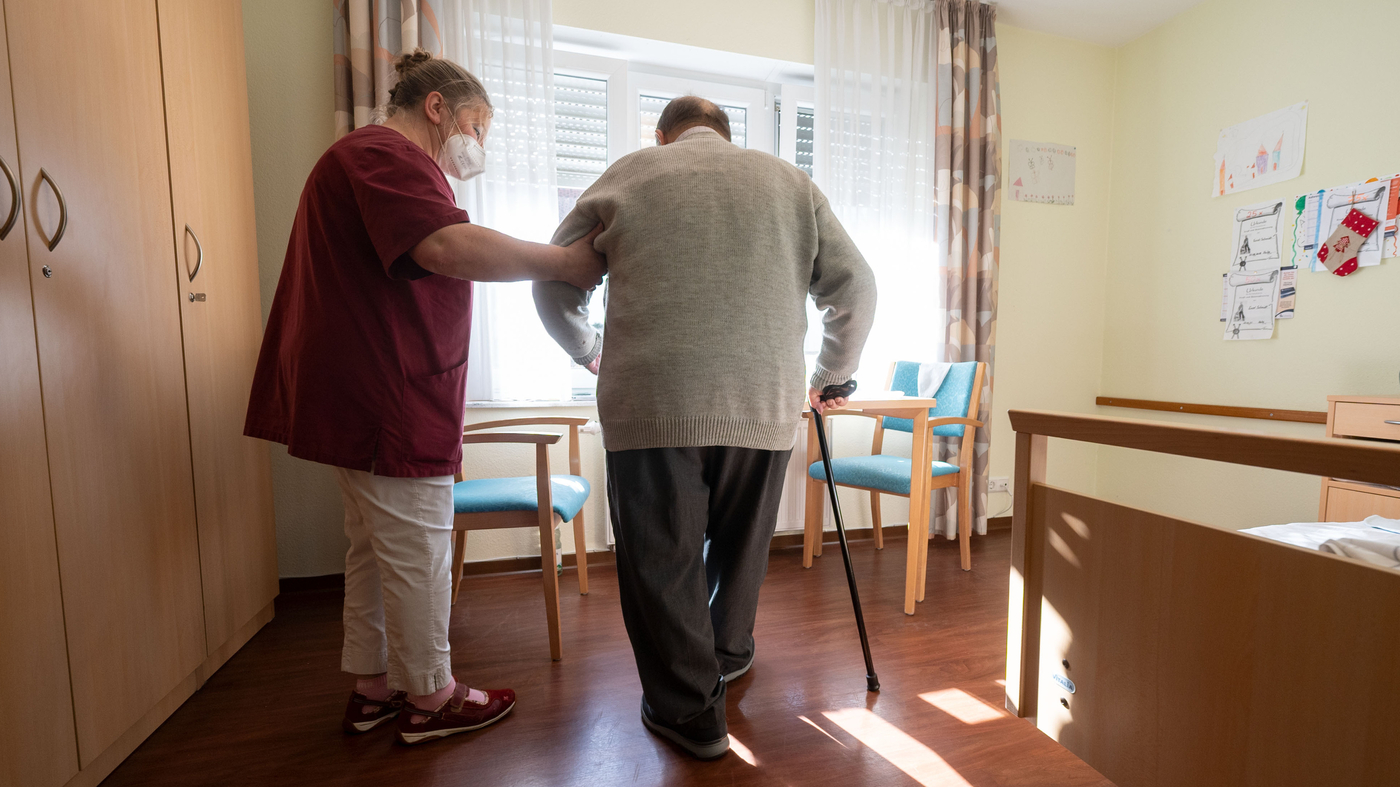 Most nursing homes don’t have enough staff to meet the new federal rules : Shots