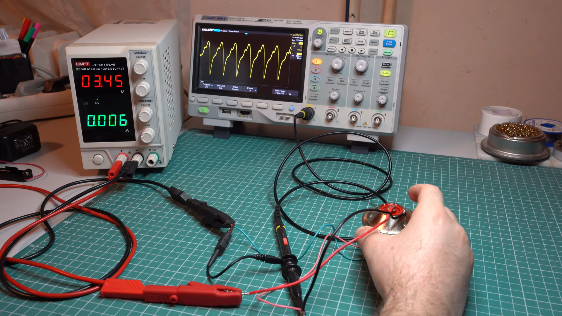 No Active Components In This Mysterious Audio Oscillator