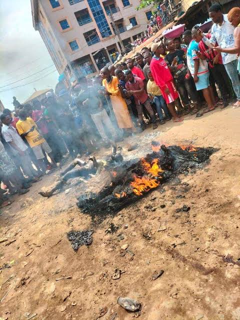 Angry Residents Set Poly Students On Fire After Car Hits, Kill Four In Osun State – TheNGblog