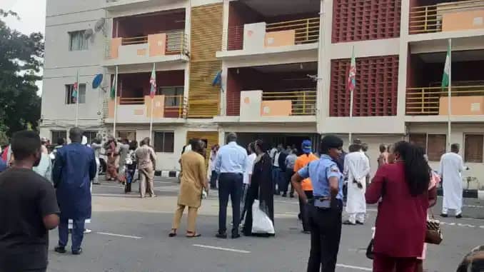 BREAKING: Thugs Beat Up Anti-Ganduje Protesters At Apc Headquarters – TheNGblog