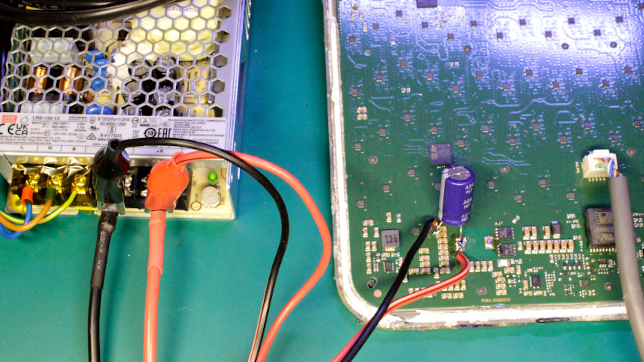 Starlink terminal being injected with 12V from an external PSU