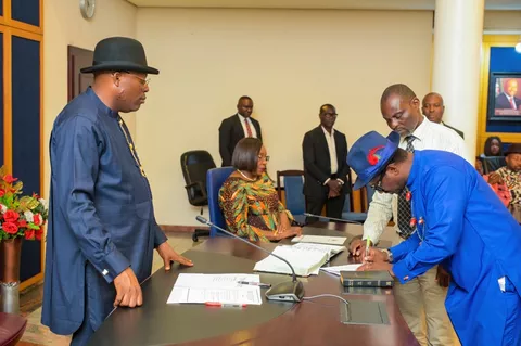 Drama As Fubara Swears In New Commissioners At Midnight (Photos) – TheNGblog