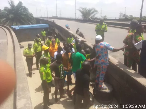 Lagos Officials Uncovered 86 Rooms Where Tenants Paid N250,000 Per Year Under Bridge – WATCH VIDEO – TheNGblog