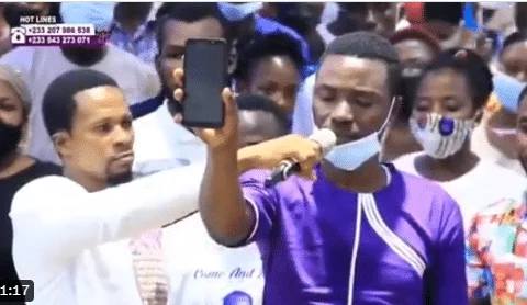 Pastor’s Prayer Invokes Supernatural Credit Alert On A Man’s Phone During Faith Service – TheNGblog