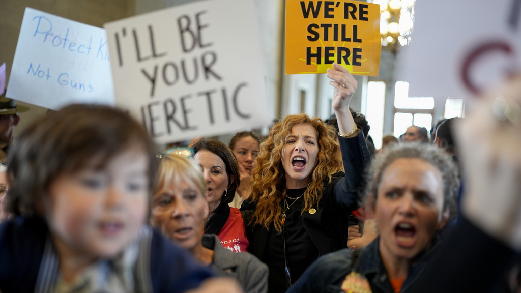 Tennessee teachers will be able to carry guns in schools : NPR