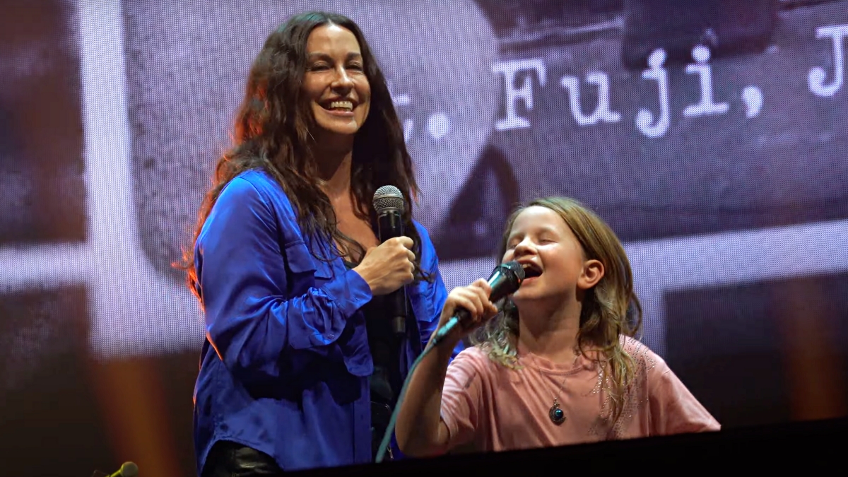 Alanis Morissette Sings “Ironic” with Daughter Onyx: Watch