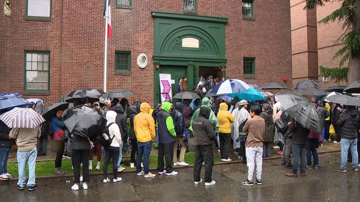 Hundreds turned away from Seattle’s Mexican consulate as polls close