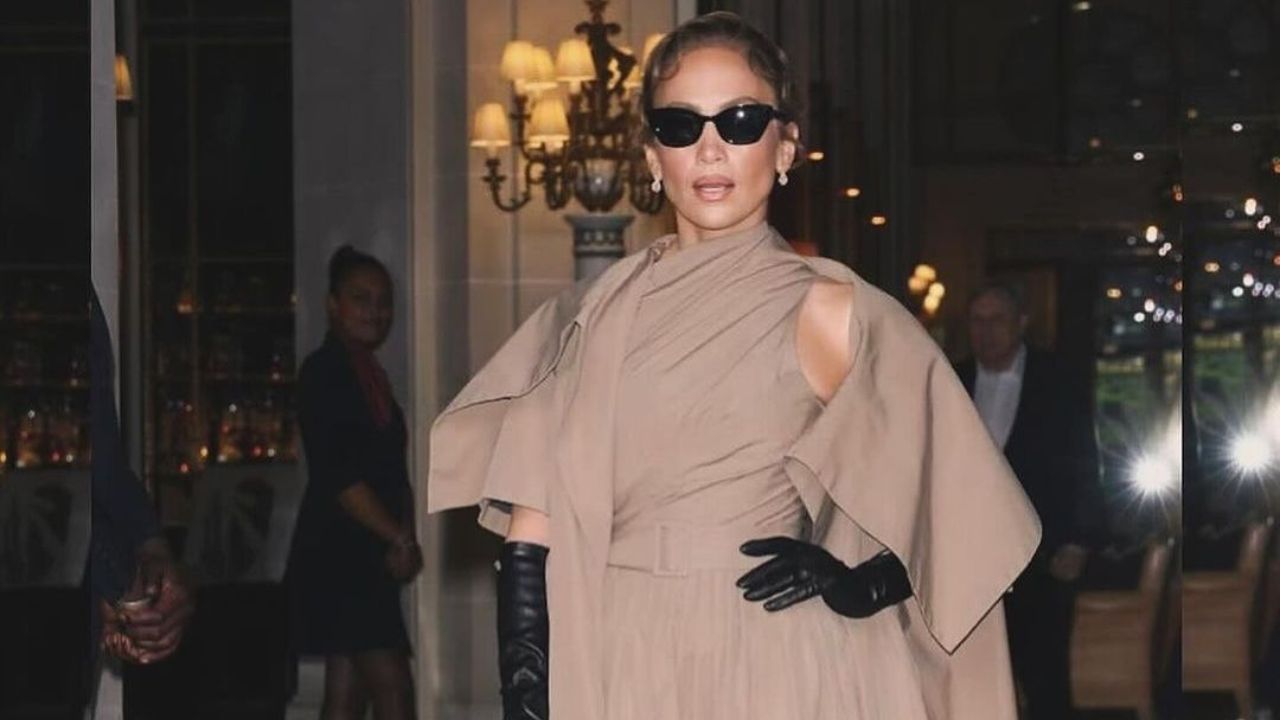 Jennifer Lopez Delivers Wow Factor in a Khaki Dior Look at the Brand’s Paris Fashion Week Show – Fashion Bomb Daily