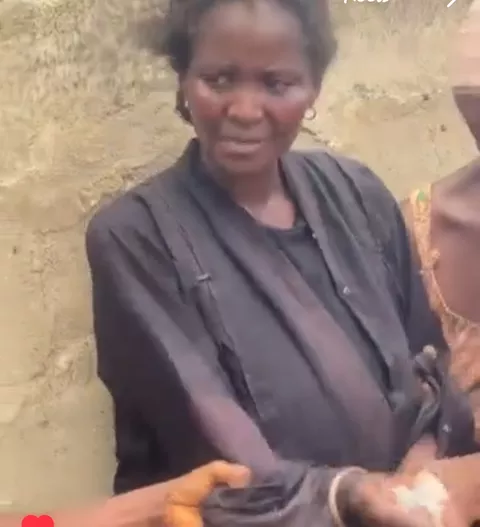 Notorious Female Ritualist Caught Caught In Broad Daylight Picking Used Sanitary Pads From Dustbins – TheNGblog