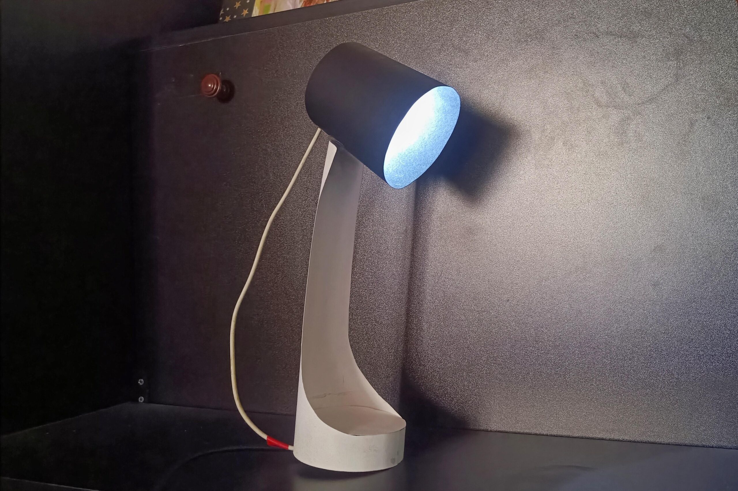 This desk lamp automatically adjusts its brightness using AI on an Arduino UNO