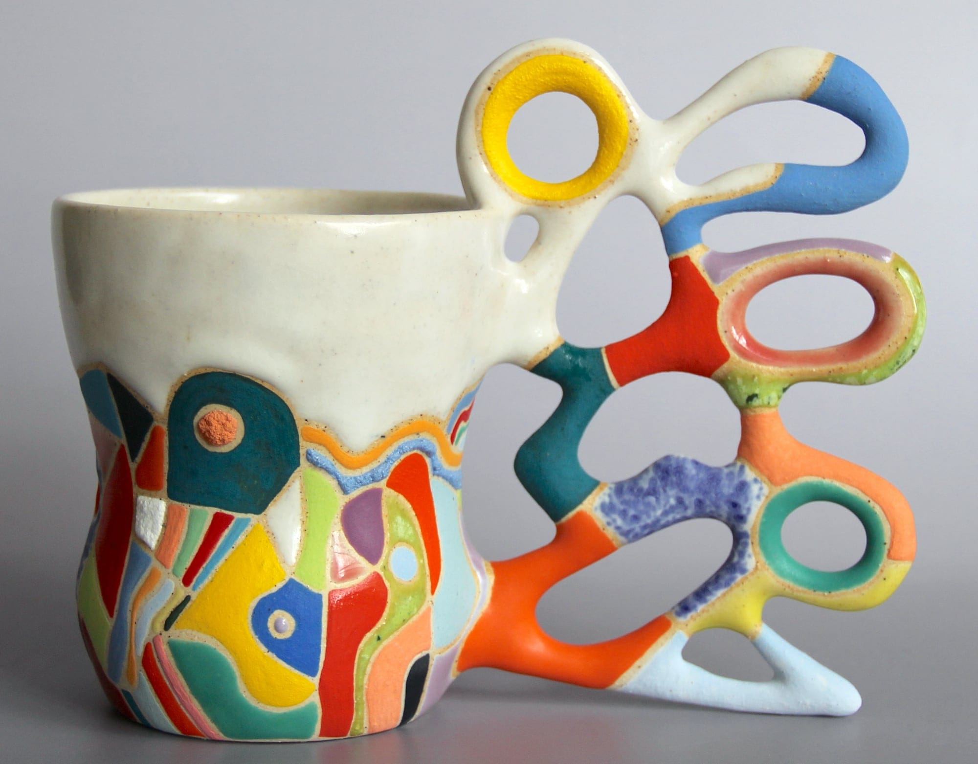 Kaleidoscopic Handles Grow in Biomorphic Shapes from Jessica Thompson-Lee’s Ceramic Mugs — Colossal