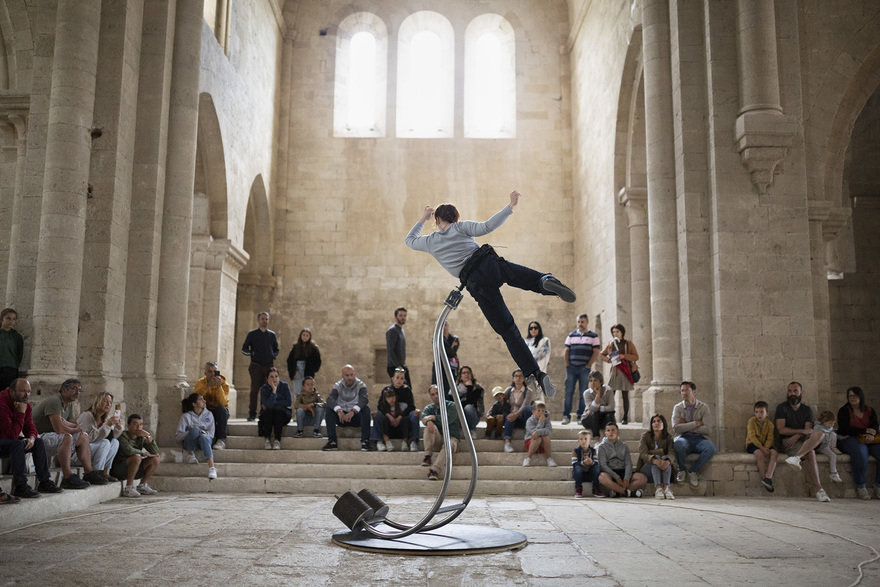 French acrobatic artist [Bastien Dausse] flies around on an impressive anti-gravity device he created.