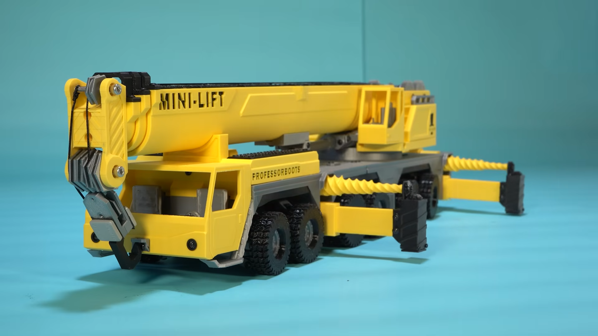 3D Printed RC Crane Has Epic 3-Foot Reach