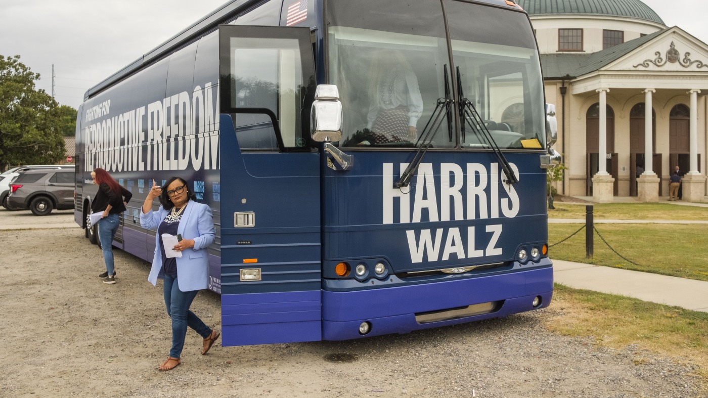 Harris campaign launches ‘Reproductive Freedom’ bus tour in key states : NPR