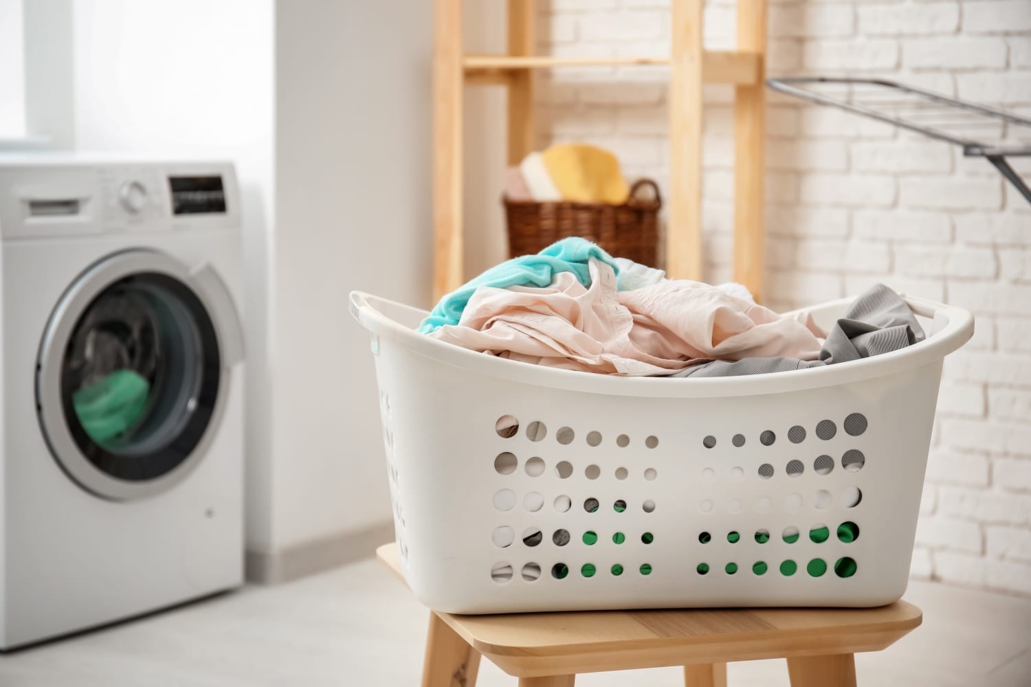 Sammart’s Collapsible Laundry Basket Has Over 10,000 Five-Star Reviews